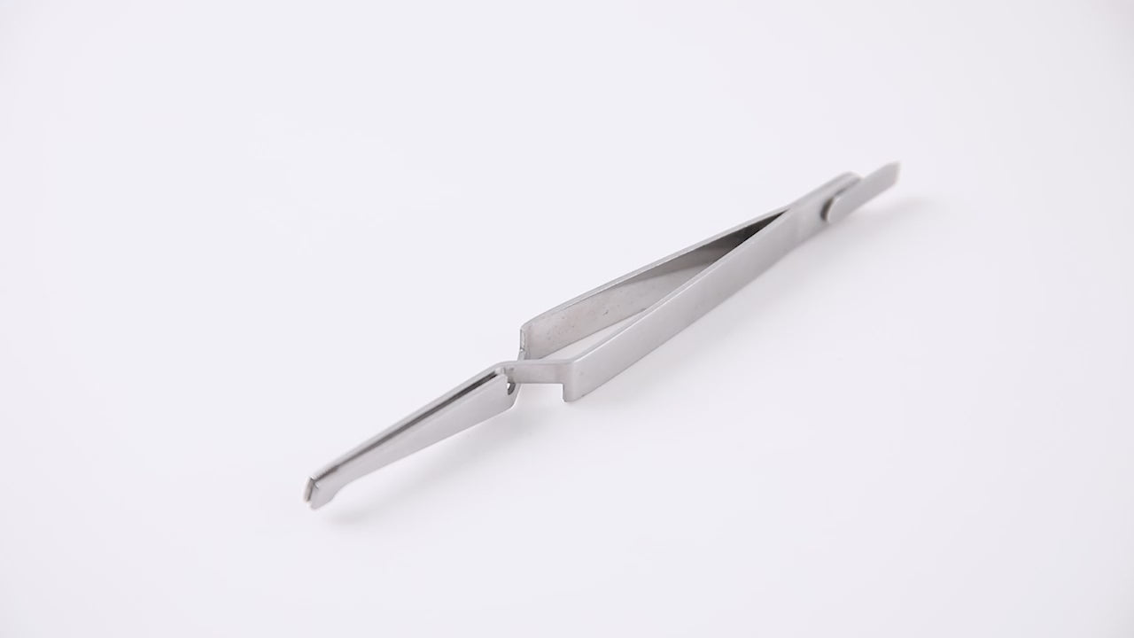 Load video: Dental Bracket Holder Tweezers Orthodontic Reverse Action Serrated Instruments 14cm - azdentall.com